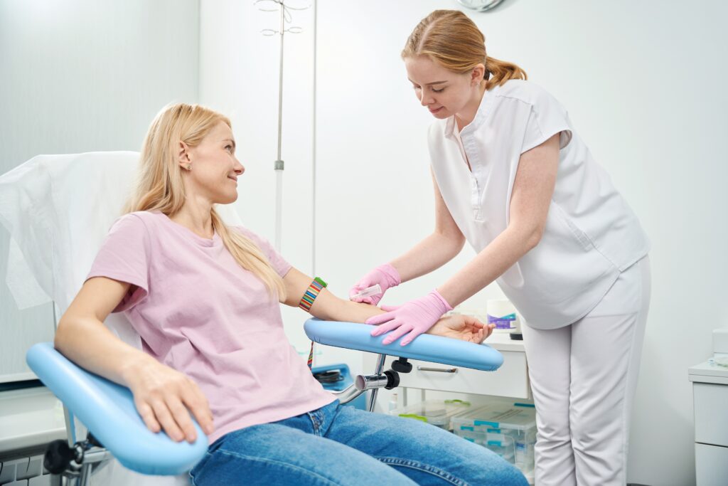 High-qualified,Nurse,Going,To,Take,The,Blood,Sample,With,Vacutainer